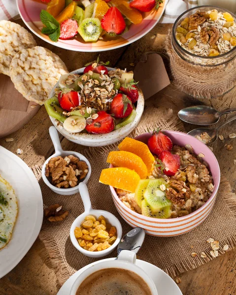 Desayuno Saludable Muesli Fresco Con Yogur Bayas Sobre Fondo Madera — Foto de Stock