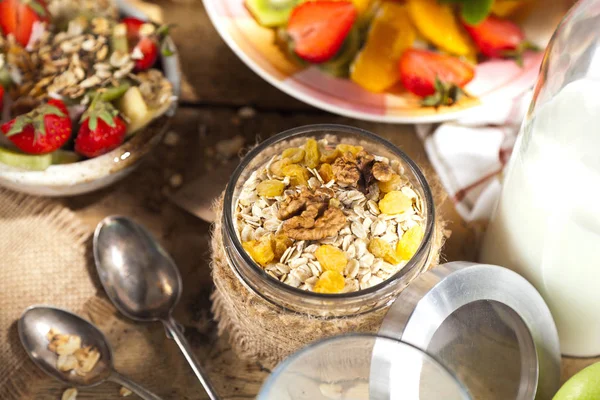 Desayuno Saludable Muesli Fresco Con Yogur Bayas Sobre Fondo Madera — Foto de Stock