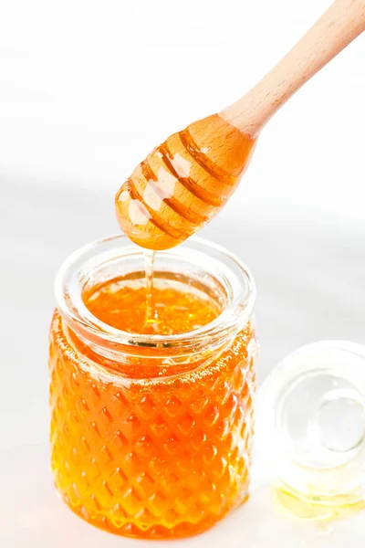 木製蜂蜜ディッパー蜂蜜します — ストック写真
