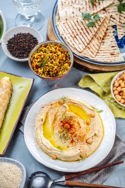 Gezonde Zelfgemaakte Romige Hummus Met Olijfolie Pita — Stockfoto