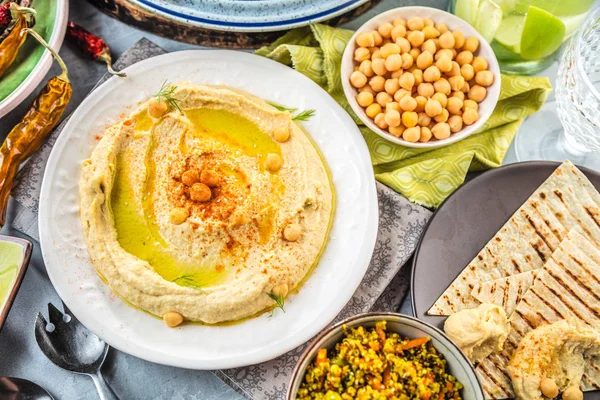 Frisk Hemgjord Krämig Hummus Med Olivolja Och Pita — Stockfoto