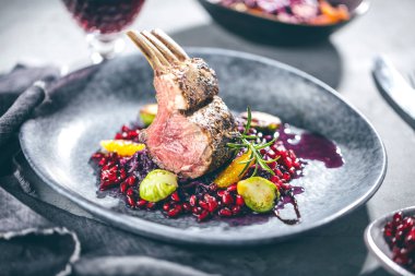 Tablo üzerinde kızarmış kuzu kaburga