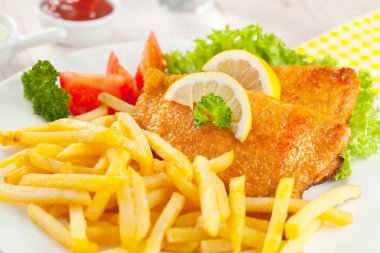 Ev yapımı ekmekli Alman şnitzel ile patates
