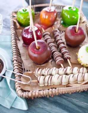 Tablo renkli şeker elma ile 