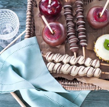 Tablo renkli şeker elma ile 