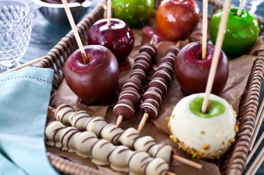 Tablo renkli şeker elma ile 