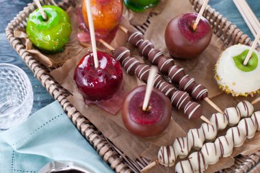 Tablo renkli şeker elma ile 