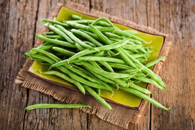 Tahta üzerinde yeşil fasulye.