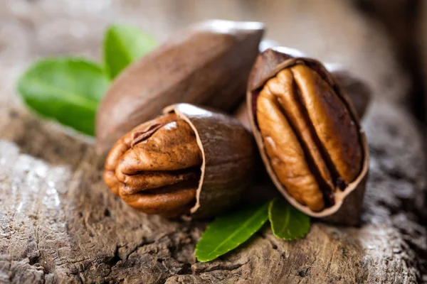 Tahta masada fındık.