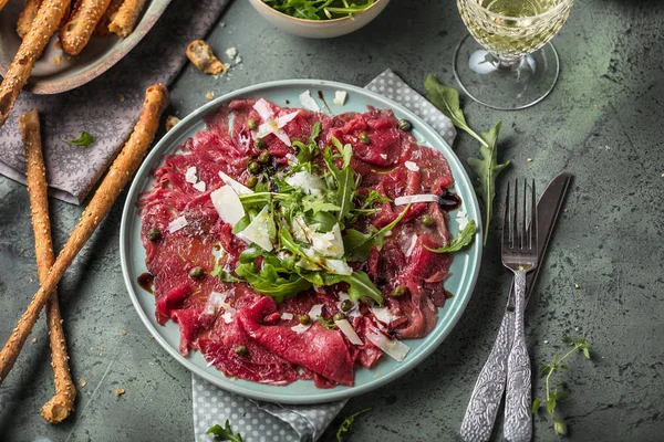 Carpaccio Ternera Plato Negro Con Mostaza Parmesano —  Fotos de Stock