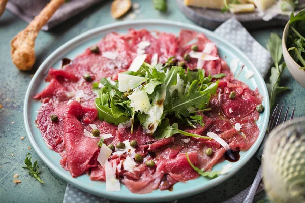 Carpaccio Carne Prato Preto Com Mostarda Parmesão — Fotografia de Stock