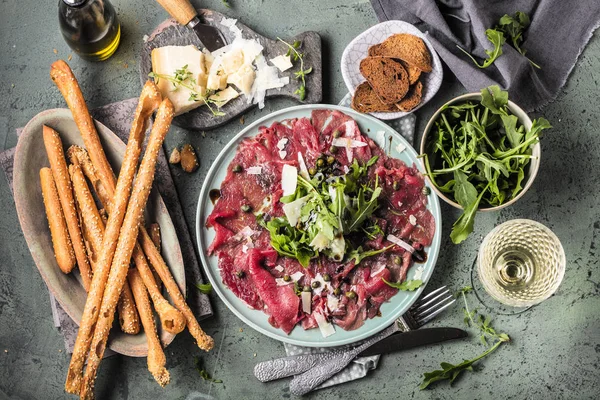 Carpaccio Ternera Plato Negro Con Mostaza Parmesano —  Fotos de Stock