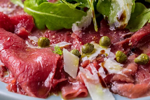 Carpaccio Boeuf Sur Assiette Noire Avec Moutarde Parmesan — Photo