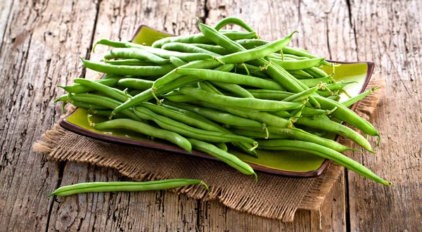 Tahta üzerinde yeşil fasulye.