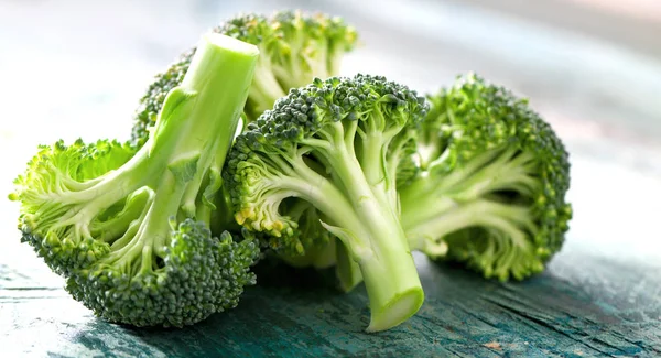 Healthy Green Organic Raw Broccoli Florets Ready Cooking — Stock Photo, Image