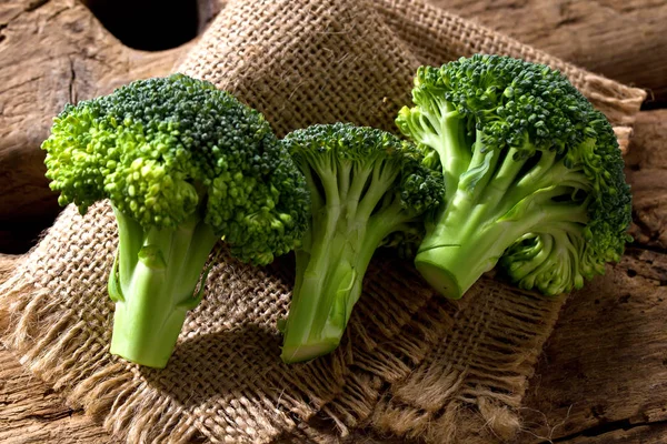 Healthy Green Organic Raw Broccoli Florets Ready Cooking — Stock Photo, Image