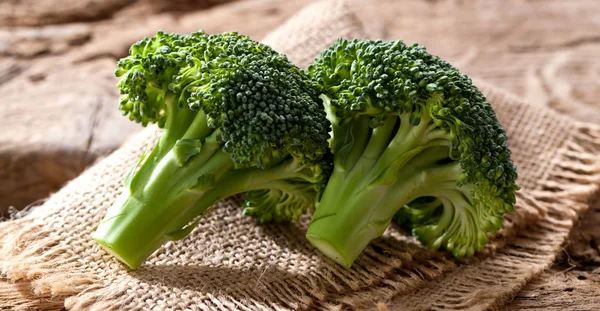 Healthy Green Organic Raw Broccoli Florets Ready Cooking — Stock Photo, Image