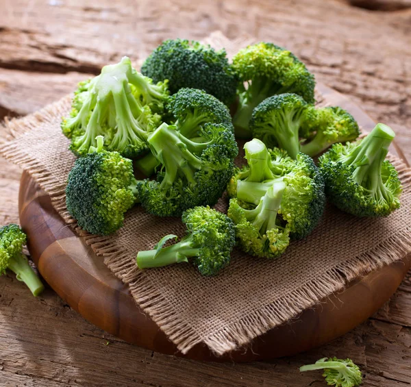 Zdravé Zelené Organické Surové Brokolice Povodně Připravené Vaření — Stock fotografie
