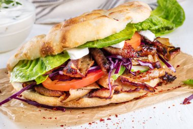 kebap sandviç ahşap arka plan üzerinde kapat
