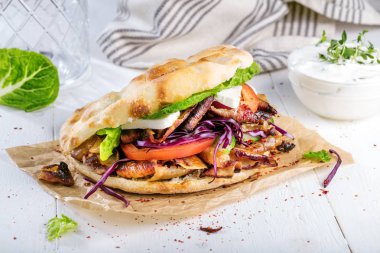 kebap sandviç ahşap arka plan üzerinde kapat