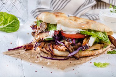 kebap sandviç ahşap arka plan üzerinde kapat