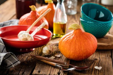 Kabaklar eski tahta zemin üzerine dilimlenmiş RIPE