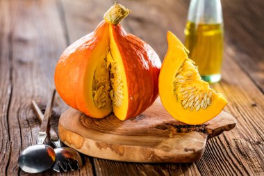 Kabaklar eski tahta zemin üzerine dilimlenmiş RIPE