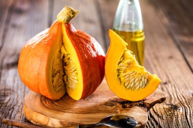 Kabaklar eski tahta zemin üzerine dilimlenmiş RIPE