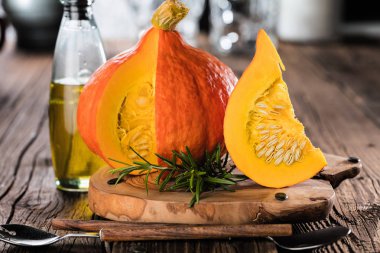 Kabaklar eski tahta zemin üzerine dilimlenmiş RIPE