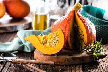 Kabaklar eski tahta zemin üzerine dilimlenmiş RIPE