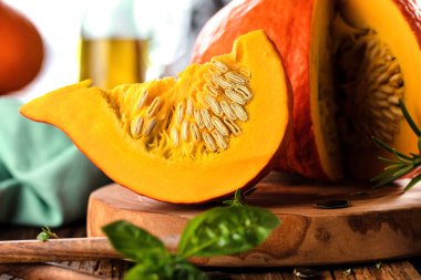 Kabaklar eski tahta zemin üzerine dilimlenmiş RIPE