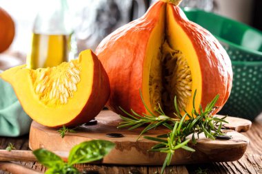 Kabaklar eski tahta zemin üzerine dilimlenmiş RIPE