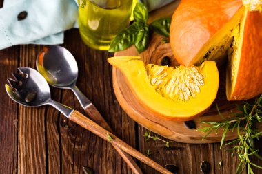 Kabaklar eski tahta zemin üzerine dilimlenmiş RIPE