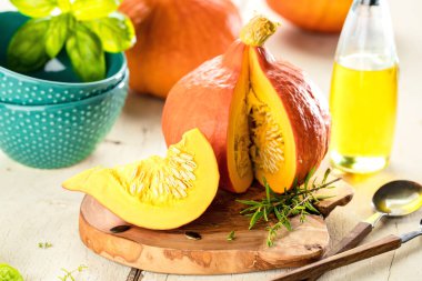 Kabaklar eski tahta zemin üzerine dilimlenmiş RIPE