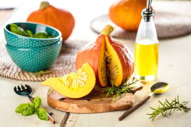 Kabaklar eski tahta zemin üzerine dilimlenmiş RIPE