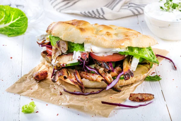 Close Van Kebab Sandwich Houten Achtergrond — Stockfoto