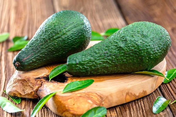 Verse Avocado Segmenten Houten Bord Close — Stockfoto