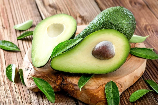 Ahşap masa üzerinde taze avokado yakın çekim