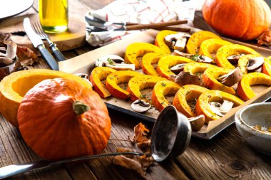 Fırında pişirme kağıdı üzerinde şekerli kabak dilimleri pişmiş. Sağlıklı gıda