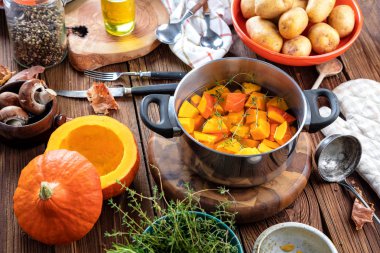 Balkabağı rustik arka planda, seçici odak içinde balkabağı çorbası