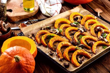 Fırında pişirme kağıdı üzerinde şekerli kabak dilimleri pişmiş. Sağlıklı gıda