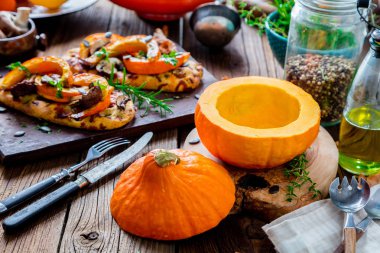 Balkabağı rustik arka planda, seçici odak içinde balkabağı çorbası