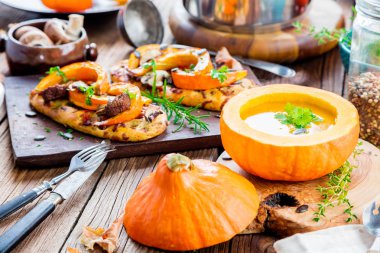 Balkabağı rustik arka planda, seçici odak içinde balkabağı çorbası