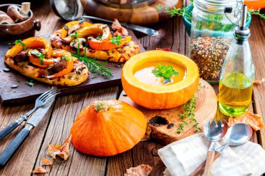 Balkabağı rustik arka planda, seçici odak içinde balkabağı çorbası