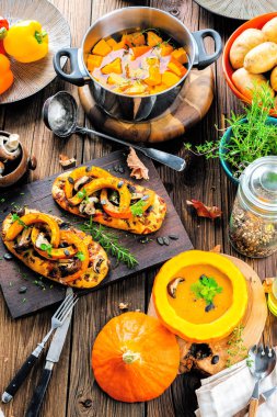 Balkabağı rustik arka planda, seçici odak içinde balkabağı çorbası