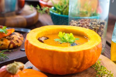 Balkabağı rustik arka planda, seçici odak içinde balkabağı çorbası