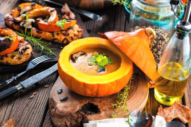 Balkabağı rustik arka planda, seçici odak içinde balkabağı çorbası