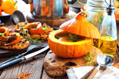 Balkabağı rustik arka planda, seçici odak içinde balkabağı çorbası