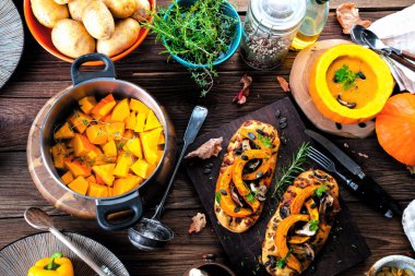 Balkabağı rustik arka planda, seçici odak içinde balkabağı çorbası