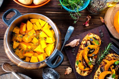 Balkabağı rustik arka planda, seçici odak içinde balkabağı çorbası